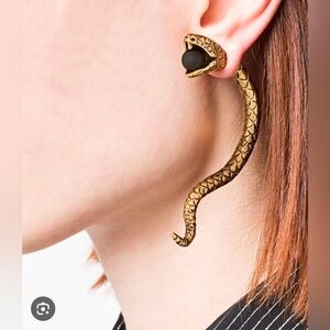YVES SAINT LAURENT
Antique Gold Metal Serpent
Earrings
In excellent condition